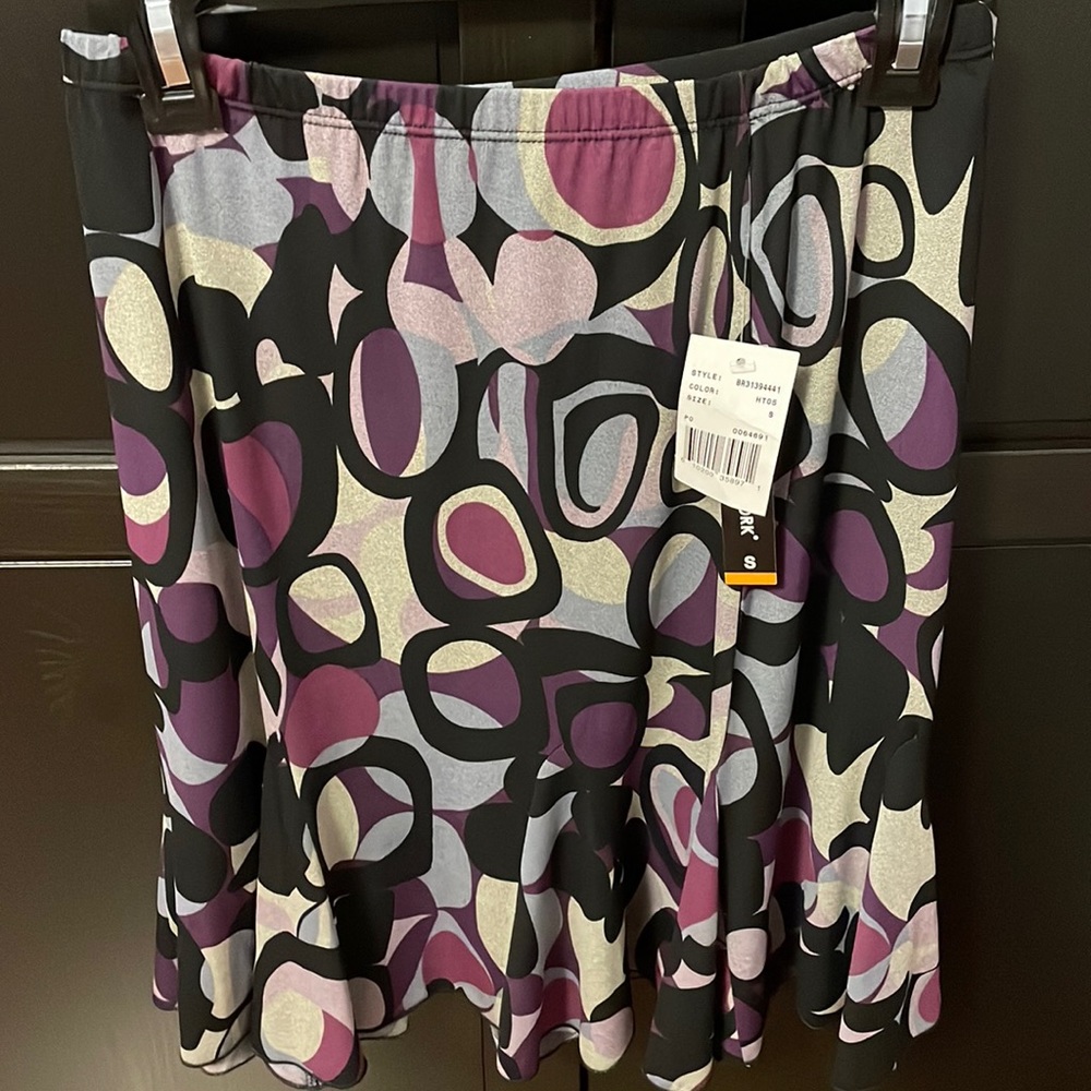 NWT black/purple & assorted colour print skirt. Size S. Briggs New York.